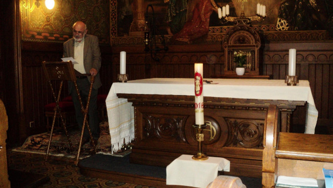 Lengyel Ferenc költő, a Bécsi Magyar Iskola tanára a versvirrasztáson