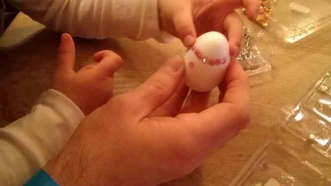 Tojásdíszítés apa-lánya Tojásdíszítés apa-lánya