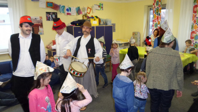 1848/49 ünneplése a Nürnbergi Magyar Gyermekcsoporttal. Bátran menetelnek a honvédek.