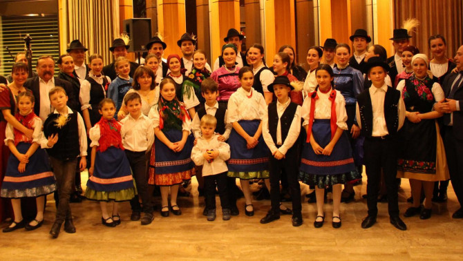 Csöbörcsök Táncegyüttes és Dűvő Zenekar - Fotó: Szabó Janka