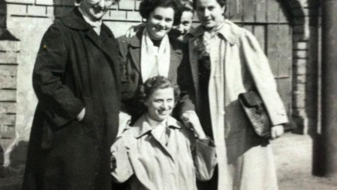 Medikák, Semmelweis Egyetem. Középen, felül: Lucia. 1956.