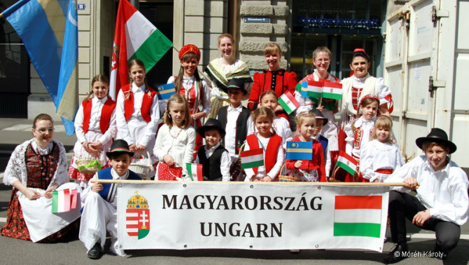 Gyermekfelvonulás, csoportkép a szekérnél Gyermekfelvonulás, csoportkép a szekérnél