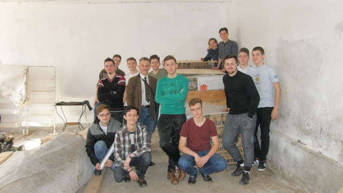 Szakács László fizikus és diákjai, Segesvár, fizikai eszköz adomány Szakács László fizikus és diákjai, Segesvár