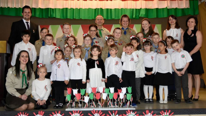 A Szent Imre Magyar Iskola tanulói és tanárai Szent Imre Magyar Iskola tanulói és tanárai