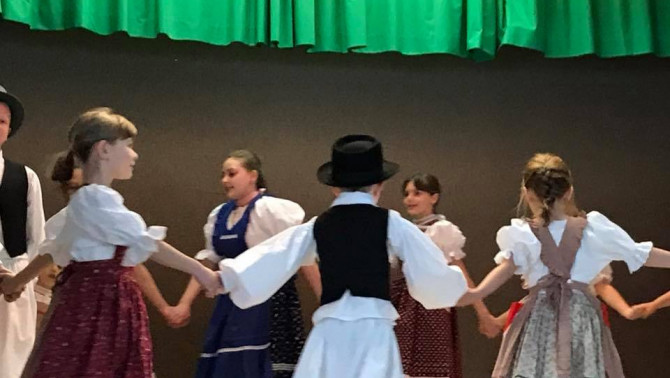 Csárdás Tánccsoport gyermekei Csárdás Tánccsoport gyermekei