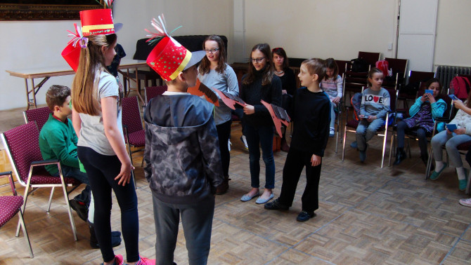 Nyalka huszár - verset mond a harmadikos osztály Nyalka huszár