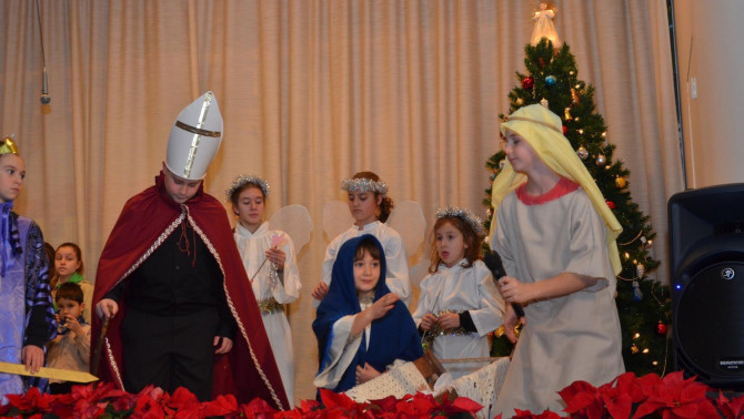 Az iskolások a Bethlehemes család szeretetteljességét hangsúlyozó ünnepi előadással „ajándékozták” meg a közönséget. 