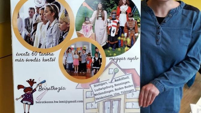 A BW-i Konzuli Magyar Iskola standja a Néptáncfesztiválon