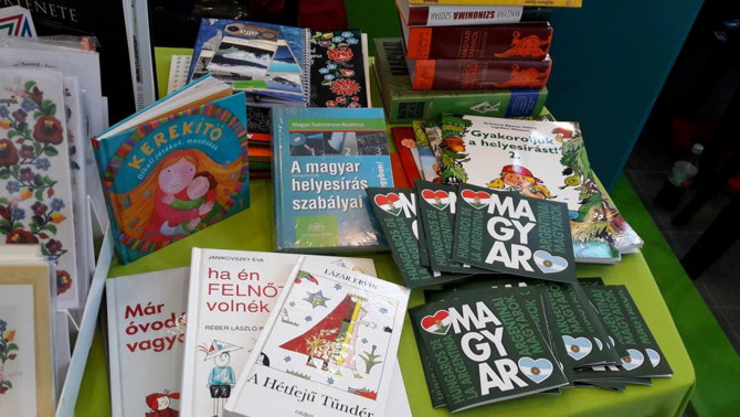 A mesekönyvtől a helyesírási szabályokig A mesekönyvtől a helyesírási szabályokig