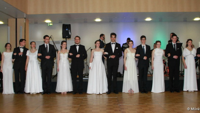 Bálnyitó fiatalok a Zürichi Magyar Bálban Bálnyitó fiatalaok