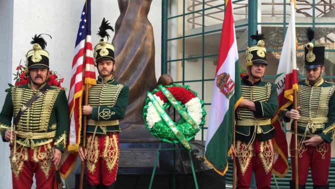 Magyar huszárok a Gloria Victis szobornál